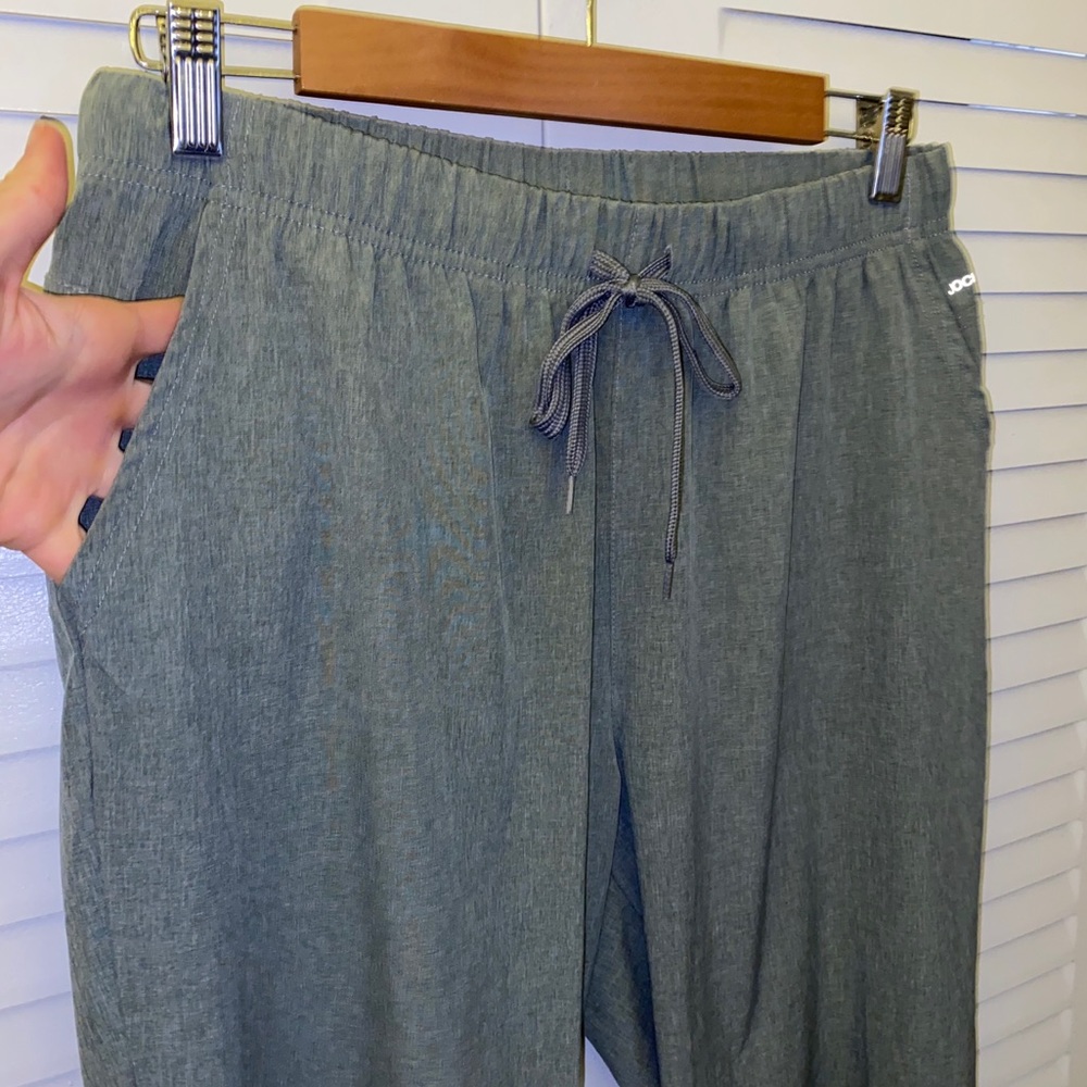 Athletic crop pants